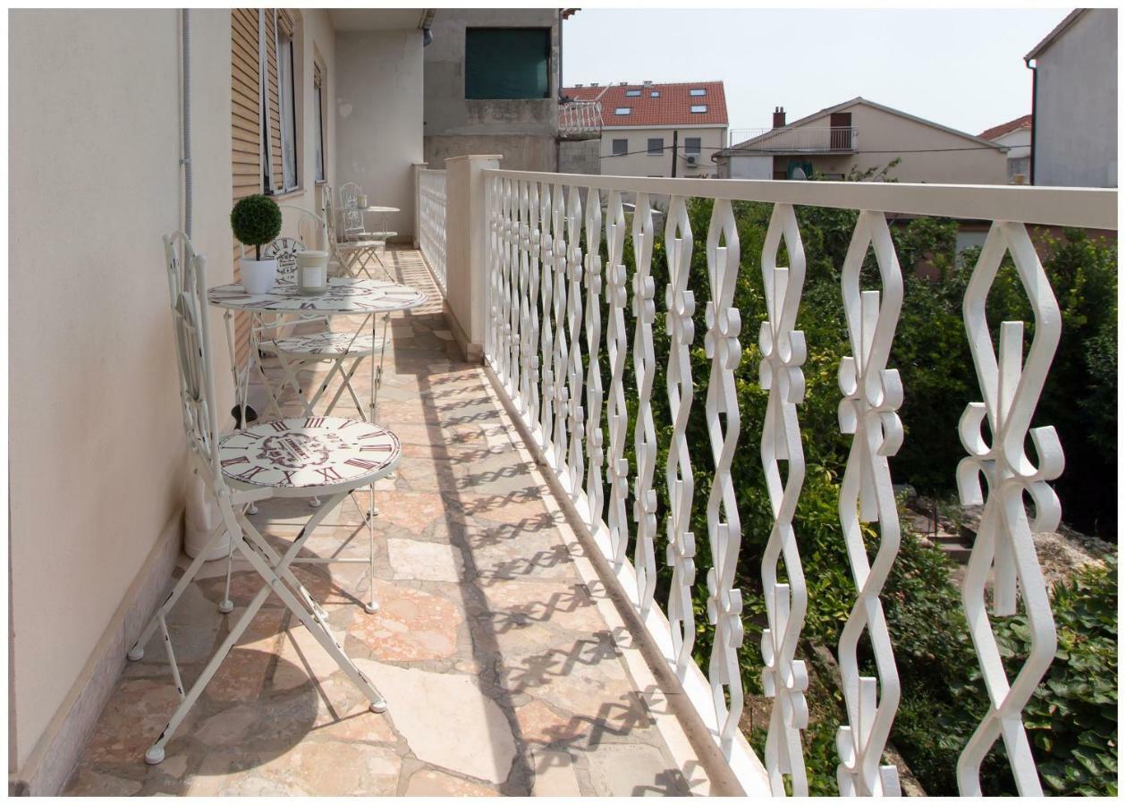 Large Apartment Between Split And Trogir Каштела Экстерьер фото