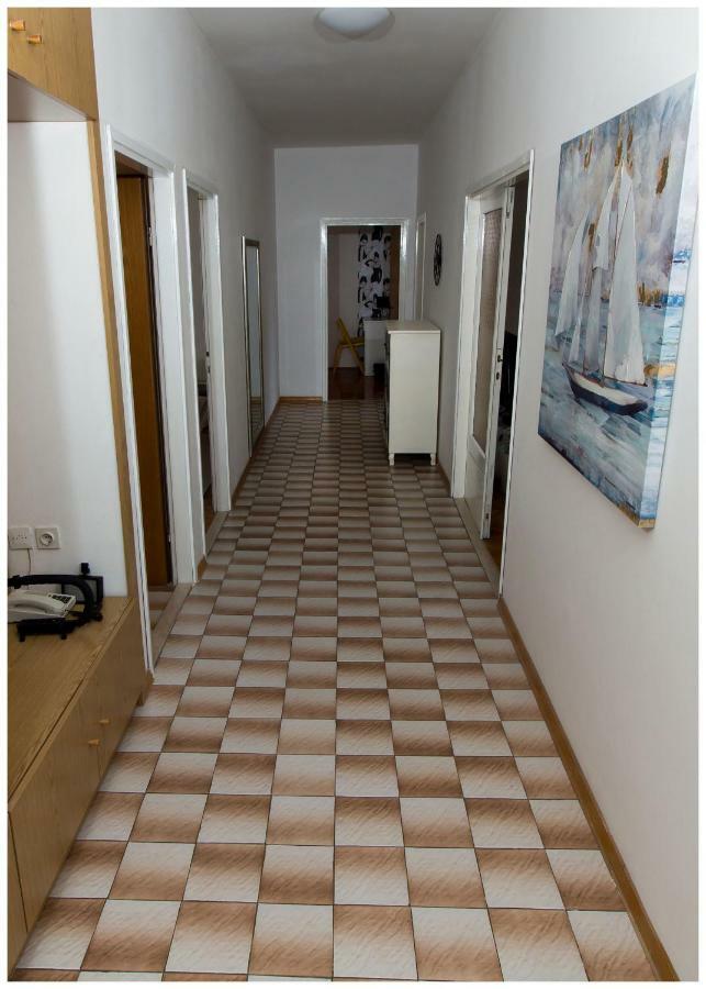 Large Apartment Between Split And Trogir Каштела Экстерьер фото