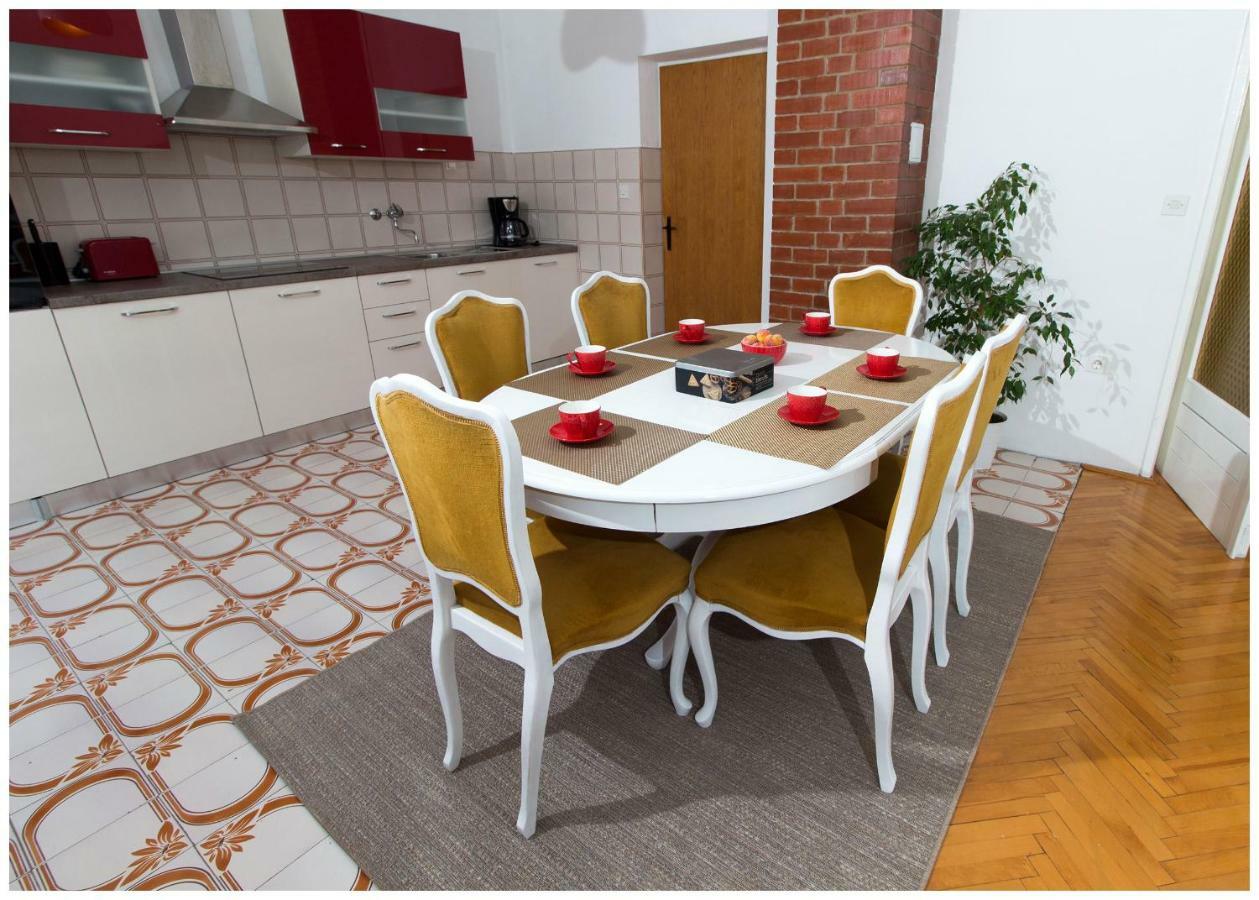 Large Apartment Between Split And Trogir Каштела Экстерьер фото