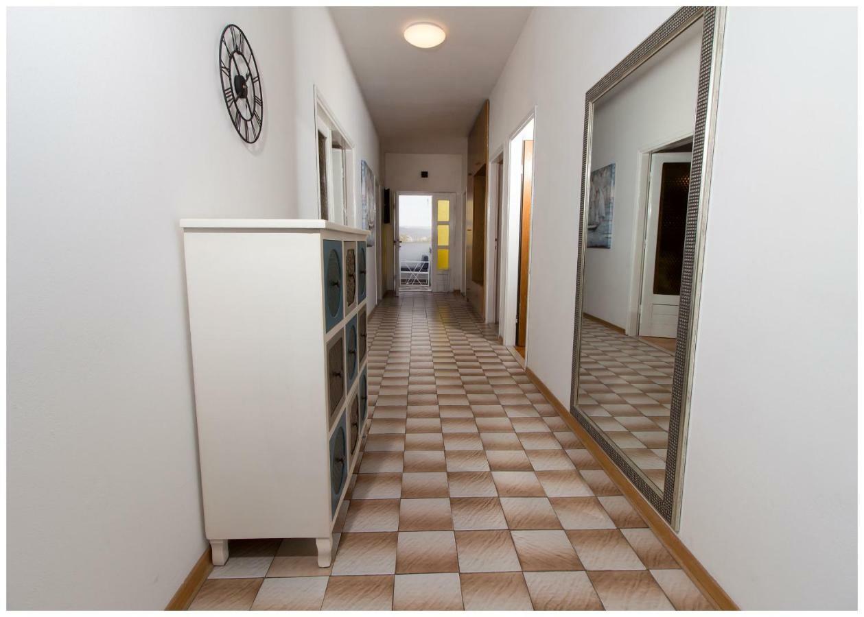Large Apartment Between Split And Trogir Каштела Экстерьер фото