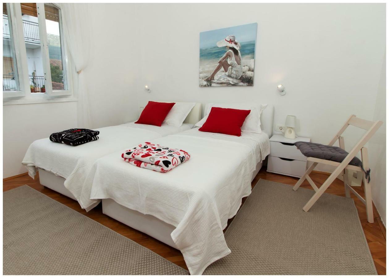 Large Apartment Between Split And Trogir Каштела Экстерьер фото