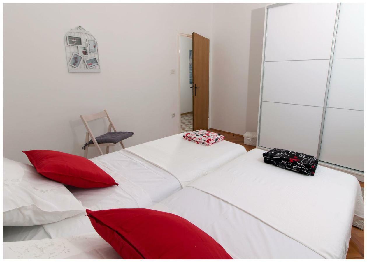 Large Apartment Between Split And Trogir Каштела Экстерьер фото