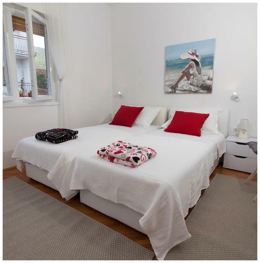 Large Apartment Between Split And Trogir Каштела Экстерьер фото