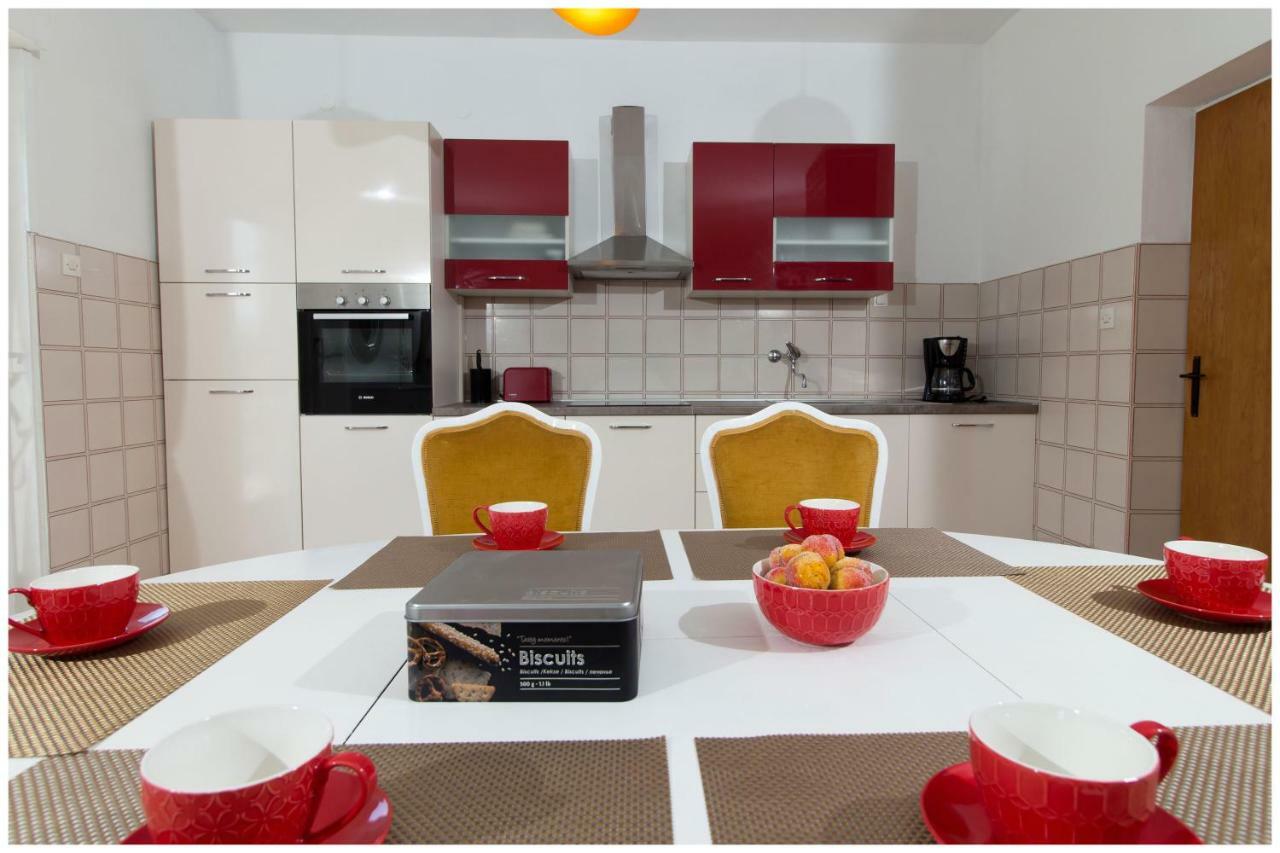 Large Apartment Between Split And Trogir Каштела Экстерьер фото