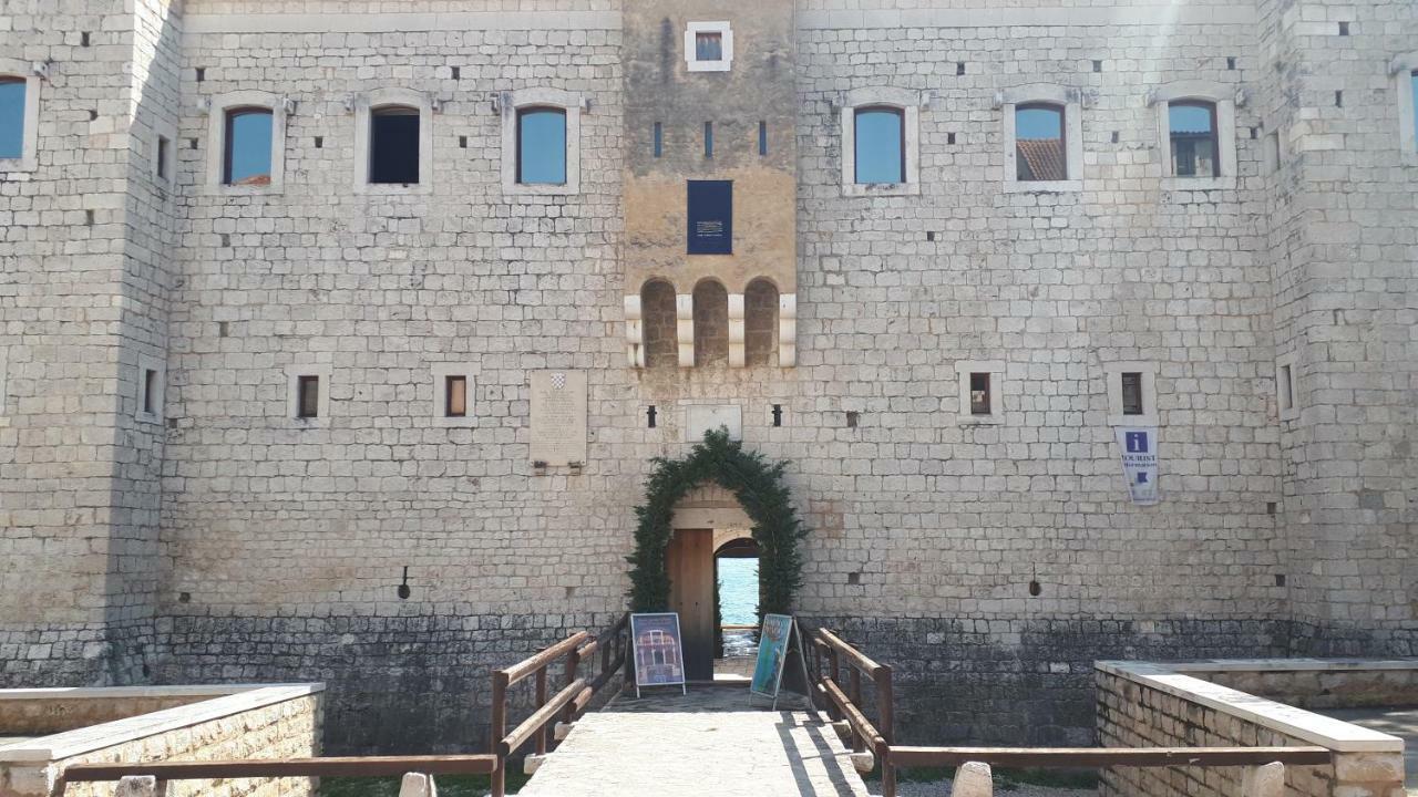 Large Apartment Between Split And Trogir Каштела Экстерьер фото
